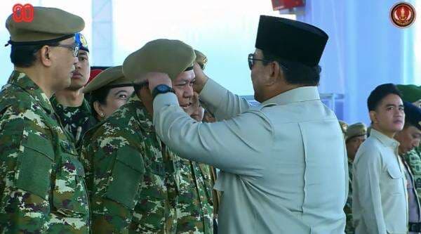 Saat Prabowo Rapikan Baret Cak Imin dan Sultan Najamudin dalam Upacara Kehormatan Militer Saat Prabowo Rapikan Baret Cak Imin dan Sultan Najamudin dalam Upacara Kehormatan Militer