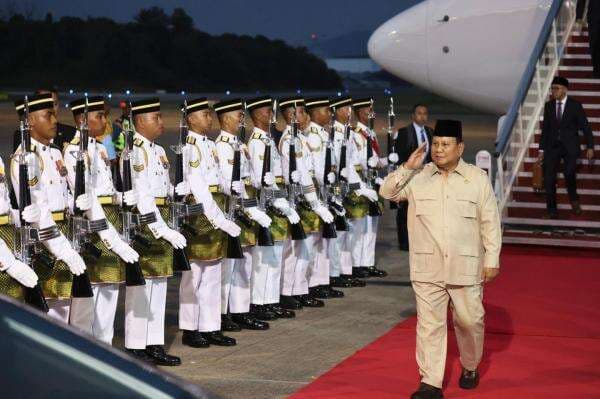Prabowo Disambut Pasukan Jajar Kehormatan saat Tiba di Malaysia Prabowo Disambut Pasukan Jajar Kehormatan saat Tiba di Malaysia
