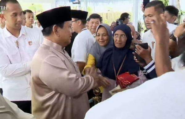 Prabowo Keliling Salami Warga saat Open House Idulfitri di Istana Prabowo Keliling Salami Warga saat Open House Idulfitri di Istana