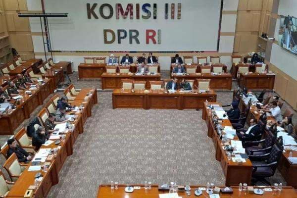 Prabowo Teken Perpres Atur TNI-Polri Lindungi Jaksa, Komisi III DPR: Jangan Permanen! Prabowo Teken Perpres Atur TNI-Polri Lindungi Jaksa, Komisi III DPR: Jangan Permanen!