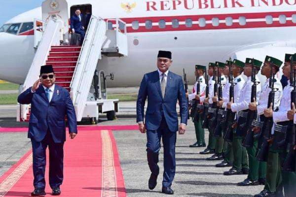 Prabowo Tiba di Brunei Darussalam Disambut Pasukan Jajar Kehormatan Prabowo Tiba di Brunei Darussalam Disambut Pasukan Jajar Kehormatan