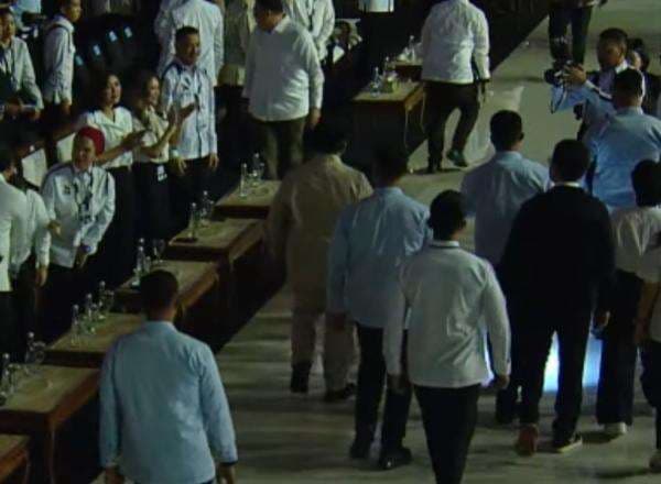 Prabowo Disambut Yel-Yel Dukungan Dua Periode saat Tiba di Kongres PSI Prabowo Disambut Yel-Yel Dukungan Dua Periode saat Tiba di Kongres PSI