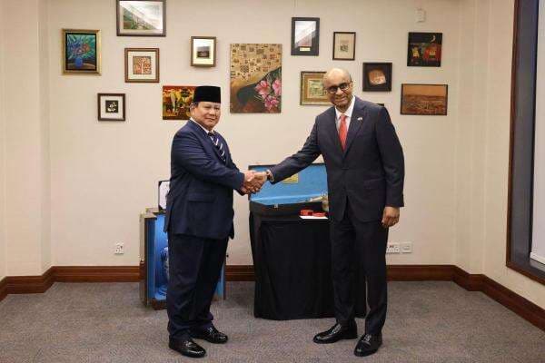Prabowo Beri Cendera Mata Presiden Singapura Guci dan Keris Emas Prabowo Beri Cendera Mata Presiden Singapura Guci dan Keris Emas