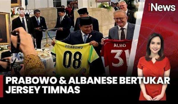 Momen Prabowo dan PM Australia Albanese Saling Tukar Jersey Timnas Momen Prabowo dan PM Australia Albanese Saling Tukar Jersey Timnas