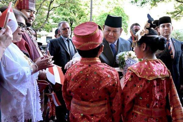 Prabowo Disambut Hangat Diaspora RI di Prancis, Terima Buket Bunga dari Anak Kecil Prabowo Disambut Hangat Diaspora RI di Prancis, Terima Buket Bunga dari Anak Kecil