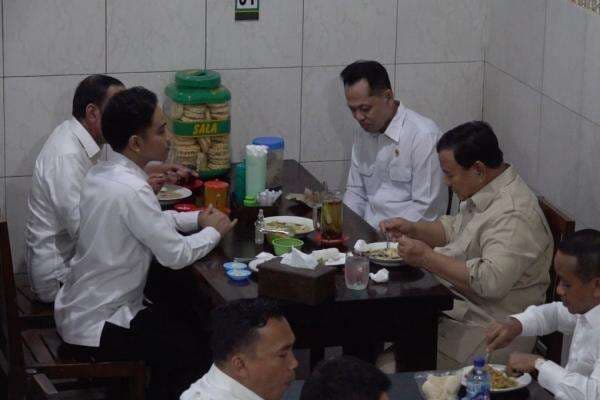 Momen Prabowo, Jokowi, dan Gibran Makan Bakmi Jawa di Solo, Duduk Semeja Momen Prabowo, Jokowi, dan Gibran Makan Bakmi Jawa di Solo, Duduk Semeja
