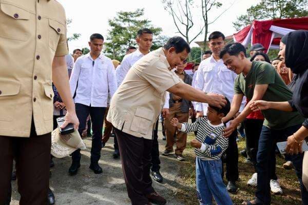 Prabowo Sapa Warga hingga Gendong Anak-Anak usai Nyoblos di Bojong Koneng Prabowo Sapa Warga hingga Gendong Anak-Anak usai Nyoblos di Bojong Koneng