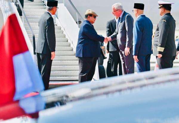 Gaya Nyentrik Prabowo Pakai Topi Flat Cap Setibanya di Belgia, Ini Fotonya! Gaya Nyentrik Prabowo Pakai Topi Flat Cap Setibanya di Belgia, Ini Fotonya!