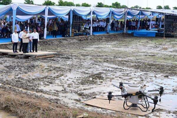Coba Tanam Benih Padi Pakai Drone, Prabowo: Saya Kaget, Satu Hari Bisa 25 Hektare Coba Tanam Benih Padi Pakai Drone, Prabowo: Saya Kaget, Satu Hari Bisa 25 Hektare