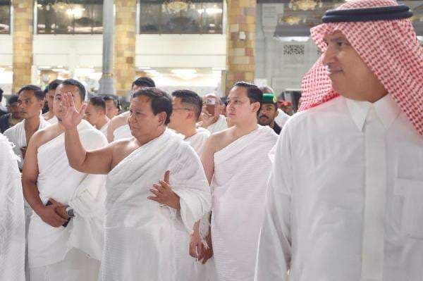 Momen Prabowo Sapa Jemaah RI saat Umrah di Makkah Momen Prabowo Sapa Jemaah RI saat Umrah di Makkah