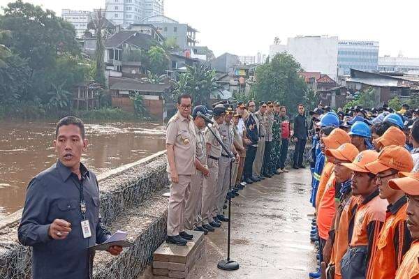 Pramono Merenung di Bantaran Kali Ciliwung: Banjir Jakarta Tak Bisa Dilawan Pramono Merenung di Bantaran Kali Ciliwung: Banjir Jakarta Tak Bisa Dilawan