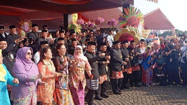 Pramono-Doel Asyik Berjoget Usai Upacara HUT Ke-498 Jakarta di Monas Pramono-Doel Asyik Berjoget Usai Upacara HUT Ke-498 Jakarta di Monas