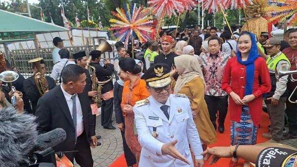 Tiba di Balai Kota Jakarta, Pramono-Rano Disambut Palang Pintu Tiba di Balai Kota Jakarta, Pramono-Rano Disambut Palang Pintu