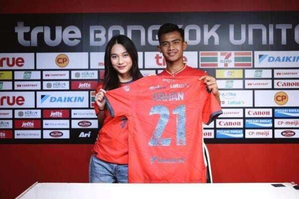 Pratama Arhan Ungkap Ada Peran Azizah Salsha di Balik Keputusan Gabung Bangkok United Pratama Arhan Ungkap Ada Peran Azizah Salsha di Balik Keputusan Gabung Bangkok United
