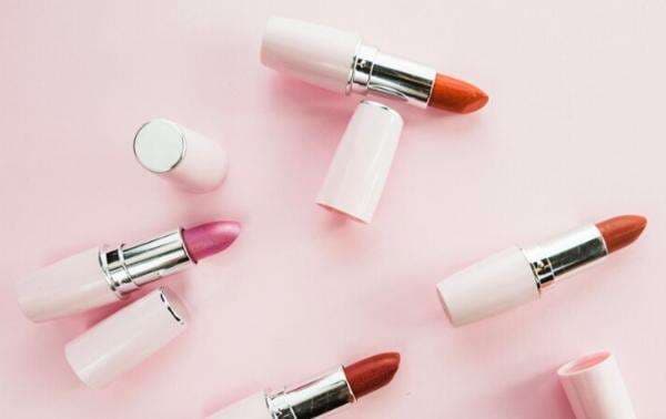 Prediksi Tren Warna Lipstik di 2024, Pastel Pink hingga Metalik Prediksi Tren Warna Lipstik di 2024, Pastel Pink hingga Metalik