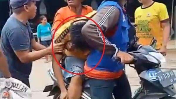 2 Terduga Preman Berkelahi dengan Pedagang Pempek di Jambi, 1 Tewas Ditikam 2 Terduga Preman Berkelahi dengan Pedagang Pempek di Jambi, 1 Tewas Ditikam