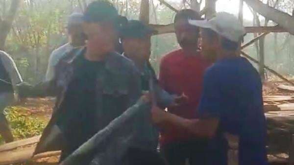 Viral! Sekelompok Preman Bawa Sajam Mengamuk di Lebak, Rusak Tanaman dan Ancam Petani Viral! Sekelompok Preman Bawa Sajam Mengamuk di Lebak, Rusak Tanaman dan Ancam Petani