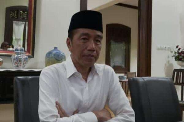 Rismon Sianipar Ancam Laporkan Skripsi Palsu ke Polisi, Jokowi: Tak Layani! Rismon Sianipar Ancam Laporkan Skripsi Palsu ke Polisi, Jokowi: Tak Layani!