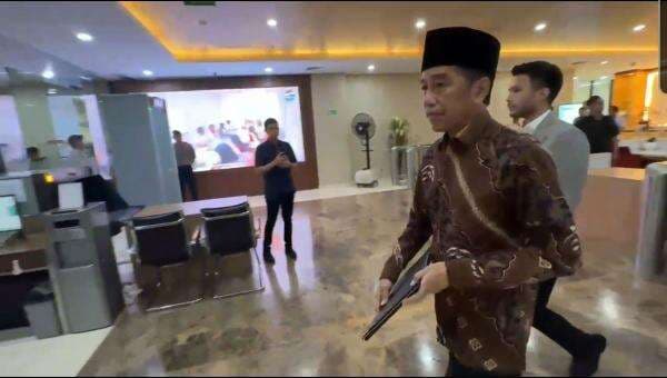 Terungkap! Ini Isi Map Hitam yang Dibawa Jokowi saat Diperiksa Bareskrim Soal Ijazah Palsu Terungkap! Ini Isi Map Hitam yang Dibawa Jokowi saat Diperiksa Bareskrim Soal Ijazah Palsu