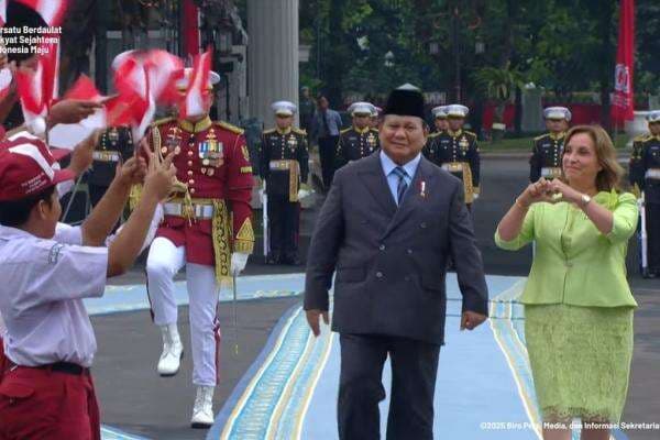 Presiden Peru Dina Boluarte Beri Gestur Love saat Disambut Murid SD di Istana Merdeka Presiden Peru Dina Boluarte Beri Gestur Love saat Disambut Murid SD di Istana Merdeka