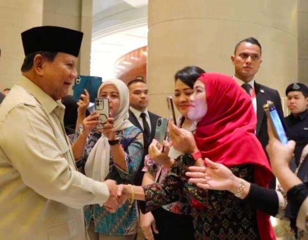 35 Tahun di Malaysia, WNI Ini Menangis Haru Bertemu Prabowo 35 Tahun di Malaysia, WNI Ini Menangis Haru Bertemu Prabowo