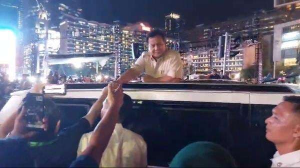 Warga Kaget, Prabowo Tiba-tiba Muncul di Bundaran HI Jakpus Warga Kaget, Prabowo Tiba-tiba Muncul di Bundaran HI Jakpus