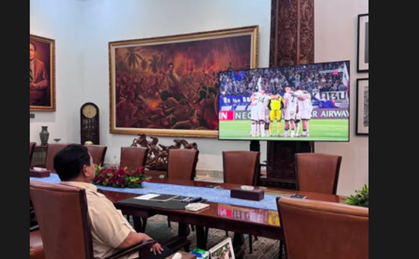 Momen Prabowo Nonton Laga Timnas Indonesia vs Jepang Momen Prabowo Nonton Laga Timnas Indonesia vs Jepang