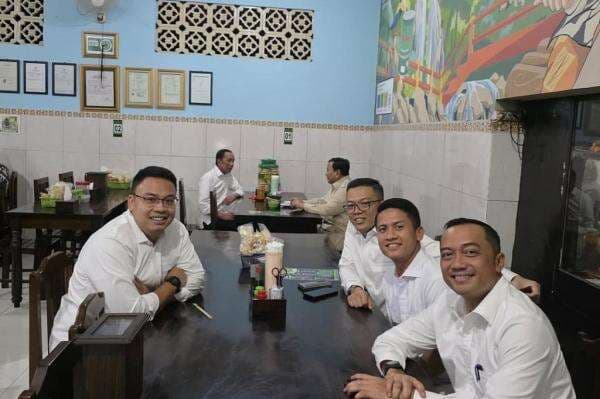 Momen Prabowo dan Jokowi Makan Malam di Warung Bakmi Solo Momen Prabowo dan Jokowi Makan Malam di Warung Bakmi Solo