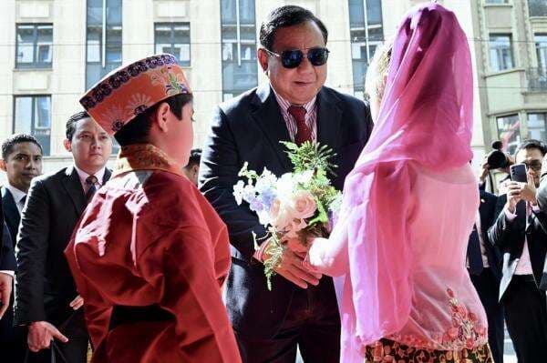Momen Prabowo Disambut Hangat di Belgia, Terima Bunga dari Anak Diaspora Momen Prabowo Disambut Hangat di Belgia, Terima Bunga dari Anak Diaspora