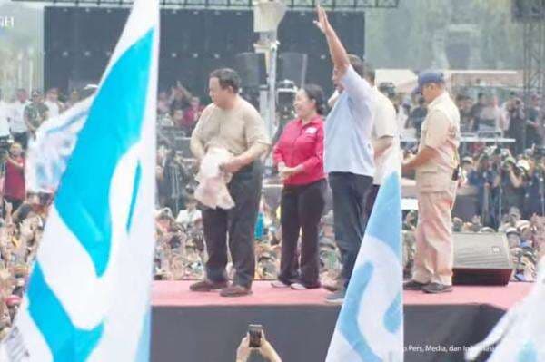 Momen Prabowo Lepas Baju hingga Topi dan Berikan ke Massa Buruh Momen Prabowo Lepas Baju hingga Topi dan Berikan ke Massa Buruh