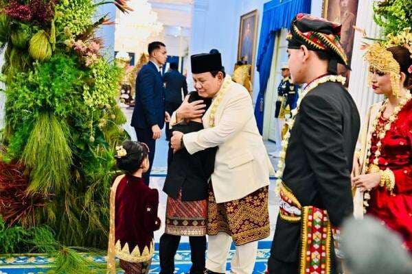 Momen Prabowo Peluk 2 Anak Gibran: Jan Ethes dan La Lembah Manah Momen Prabowo Peluk 2 Anak Gibran: Jan Ethes dan La Lembah Manah