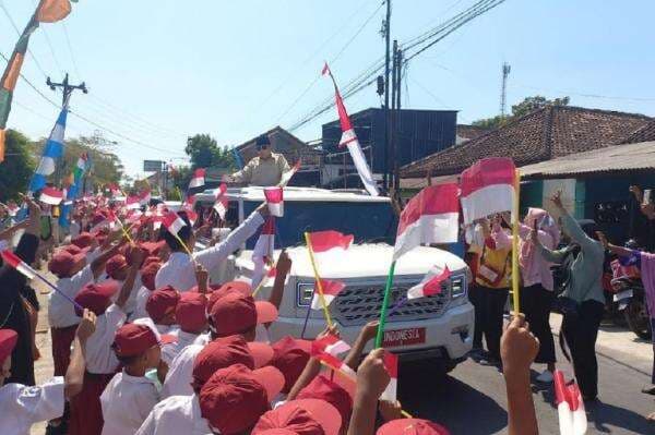 Meriah! Sorak-sorai Ratusan Anak SD Sambut Presiden Prabowo di Wonosari Klaten Meriah! Sorak-sorai Ratusan Anak SD Sambut Presiden Prabowo di Wonosari Klaten