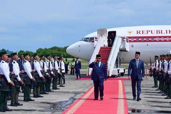 Presiden Prabowo Tiba di Brunei, Disambut Pasukan Kehormatan Presiden Prabowo Tiba di Brunei, Disambut Pasukan Kehormatan