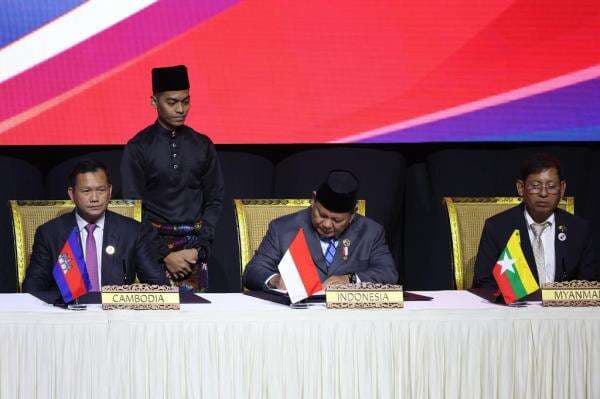 Prabowo Teken Deklarasi Kuala Lumpur: ASEAN Harus Lebih Kuat dan Solid! Prabowo Teken Deklarasi Kuala Lumpur: ASEAN Harus Lebih Kuat dan Solid!
