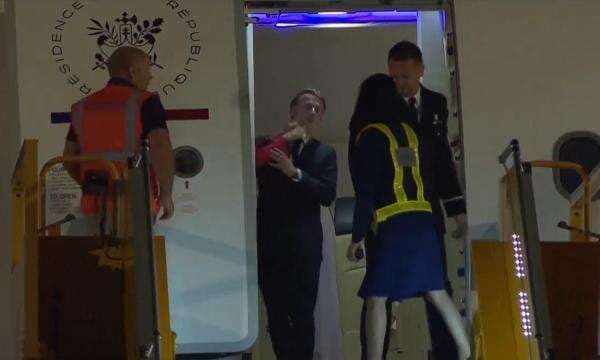 Viral, Presiden Prancis Emmanuel Macron Ditoyor Istri Saat Mendarat di Vietnam Viral, Presiden Prancis Emmanuel Macron Ditoyor Istri Saat Mendarat di Vietnam