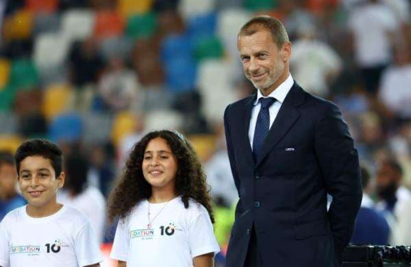 Presiden UEFA Ajak 2 Bocah Palestina Bagikan Medali Piala Super Eropa untuk PSG Presiden UEFA Ajak 2 Bocah Palestina Bagikan Medali Piala Super Eropa untuk PSG