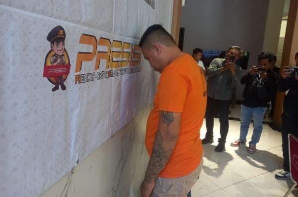 Pria Berseragam PNS Minta THR ke Pedagang Pasar Induk Cibitung Ditangkap Pria Berseragam PNS Minta THR ke Pedagang Pasar Induk Cibitung Ditangkap