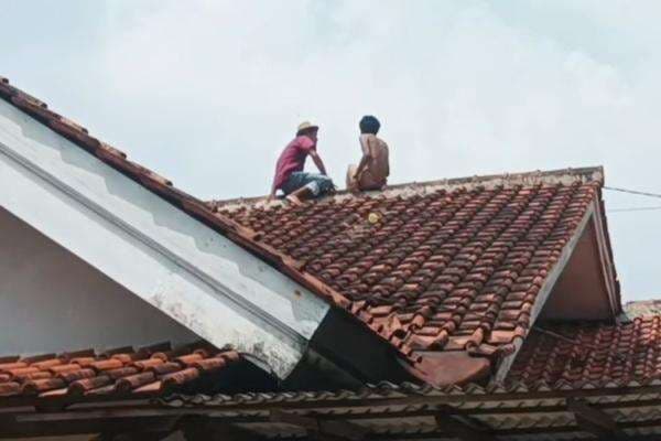 ODGJ Bikin Heboh Warga Gunung Sindur Bogor, Nongkrong di Atap Rumah Semalaman ODGJ Bikin Heboh Warga Gunung Sindur Bogor, Nongkrong di Atap Rumah Semalaman
