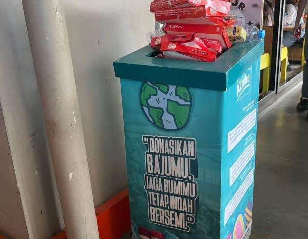 Pria Ini Geram Lihat Kotak Donasi Baju Dijadikan Tempat Sampah Pria Ini Geram Lihat Kotak Donasi Baju Dijadikan Tempat Sampah