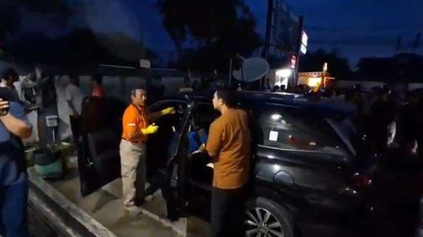 Pria Ditemukan Tewas di Dalam Mobil Toyota Rush Terparkir di SPBU Karawang Pria Ditemukan Tewas di Dalam Mobil Toyota Rush Terparkir di SPBU Karawang
