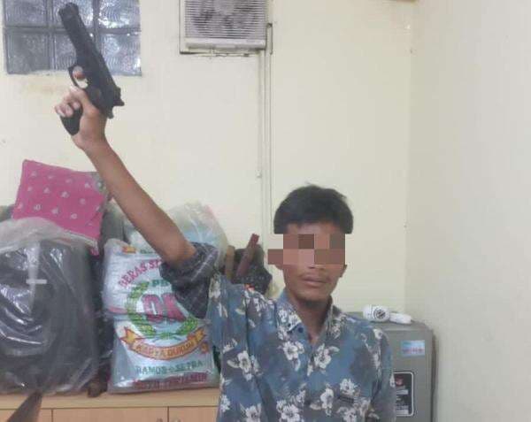 Acungkan Pistol saat Konvoi Suporter di Bekasi, Pria Ini Ditangkap dan Ternyata Positif Sabu Acungkan Pistol saat Konvoi Suporter di Bekasi, Pria Ini Ditangkap dan Ternyata Positif Sabu