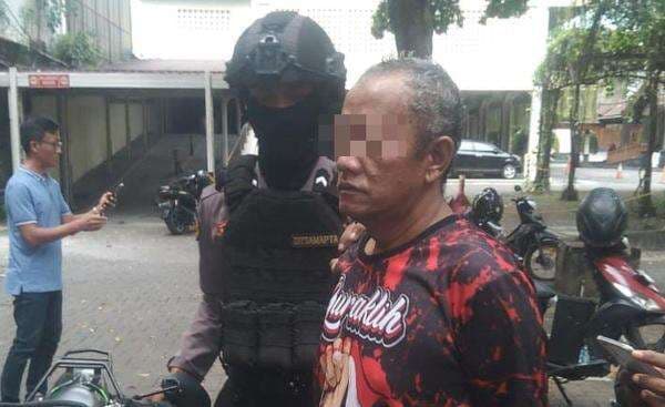 Pria Ini Ngamuk Gegara Tak Ada Penyembelihan Kurban di Balai Kota Solo Pria Ini Ngamuk Gegara Tak Ada Penyembelihan Kurban di Balai Kota Solo