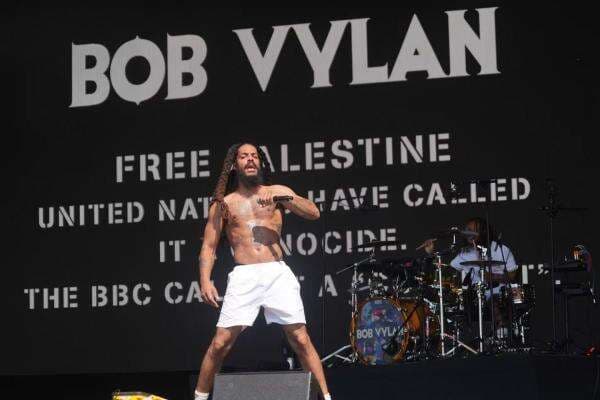 Profil Bob Vylan, Duo Punk yang Serukan Matilah IDF dan Dukung Palestina di Glastonbury Profil Bob Vylan, Duo Punk yang Serukan Matilah IDF dan Dukung Palestina di Glastonbury