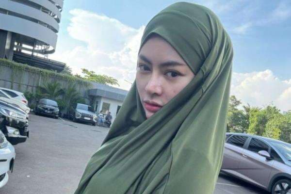 Profil Vitalia Shesya, Model Majalah Dewasa yang Kini Tampil Kalem Berhijab Profil Vitalia Shesya, Model Majalah Dewasa yang Kini Tampil Kalem Berhijab