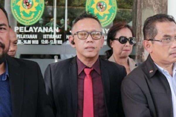 40 Pengacara Siap Dampingi Penggugat Ijazah Jokowi di Sidang Pemalsuan Dokumen 40 Pengacara Siap Dampingi Penggugat Ijazah Jokowi di Sidang Pemalsuan Dokumen