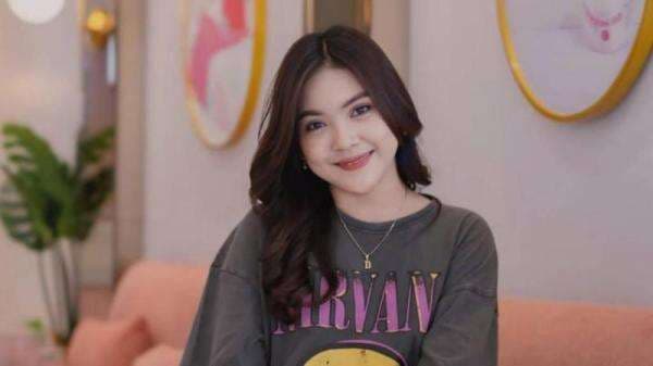 Profil dan Biodata Dinda Teratu: Pelantun Lagu Gara-Gara Sebotol Minuman yang Viral di Media Sosial Profil dan Biodata Dinda Teratu: Pelantun Lagu Gara-Gara Sebotol Minuman yang Viral di Media Sosial