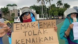 Protes Harga Sembako Mahal, Emak-Emak Berdaster Bawa Panci Bolong Demo DPR RI