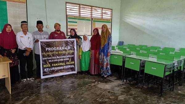 PT Sumatera Riang Lestari Salurkan Bantuan Pendidikan untuk Masyarakat PT Sumatera Riang Lestari Salurkan Bantuan Pendidikan untuk Masyarakat