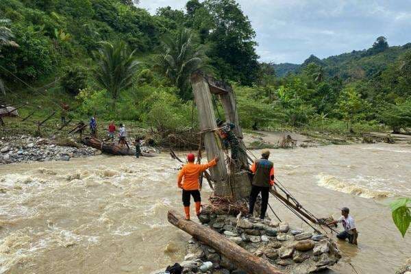 Puluhan Rumah di Kolaka Utara Terendam Banjir dan 230 KK Terisolasi Puluhan Rumah di Kolaka Utara Terendam Banjir dan 230 KK Terisolasi