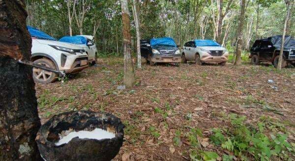 20 Mobil Berbagai Merek Tertinggal di Lokasi Penggerebekan Judi Sabung Ayam yang Tewaskan 3 Polisi 20 Mobil Berbagai Merek Tertinggal di Lokasi Penggerebekan Judi Sabung Ayam yang Tewaskan 3 Polisi